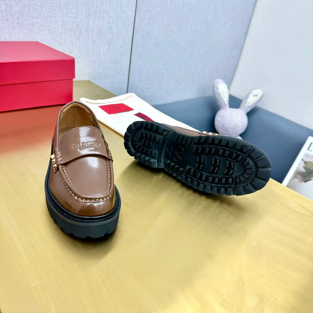 👟👟Ex-factory price 560👟👟 2024【VALENTINO】Valentino's early spring fashionable slip-on loafers are hot new🆕 Versatile style with temperament💃🏻 Slay the whole audience immediately when you put them on [Love] The ultra-simple design is more timeless and attractive! Fashionable and neat feeling, it is a magic tool for increasing your height and slimming down ✨ The shoe collar is specially added with anti-wear latex! You won't feel tired after walking all day long🦶🏻 The upper is made of open-edge beaded cowhide material and paired with a calfskin lining, which is full of texture! 👿Bottom thickness 4.0cm 👿Color: Black Brown 👿Size: 35-40 Factory ready supply
